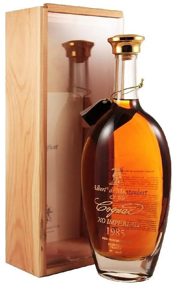 Cognac A.Montaubert 1975 dřevěná krabička 45%0.70l